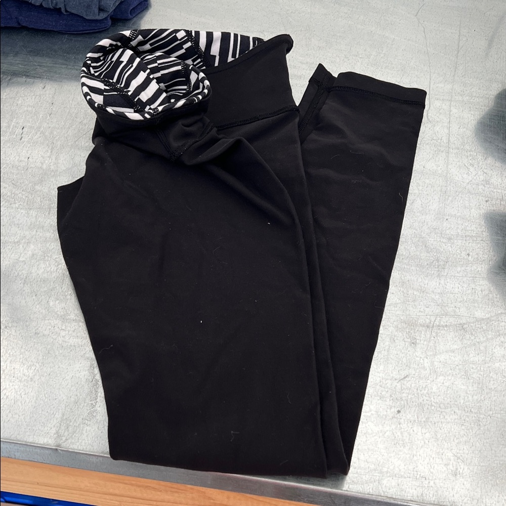 Lululemon Athletica Black Leggings with Monochrome Waistband